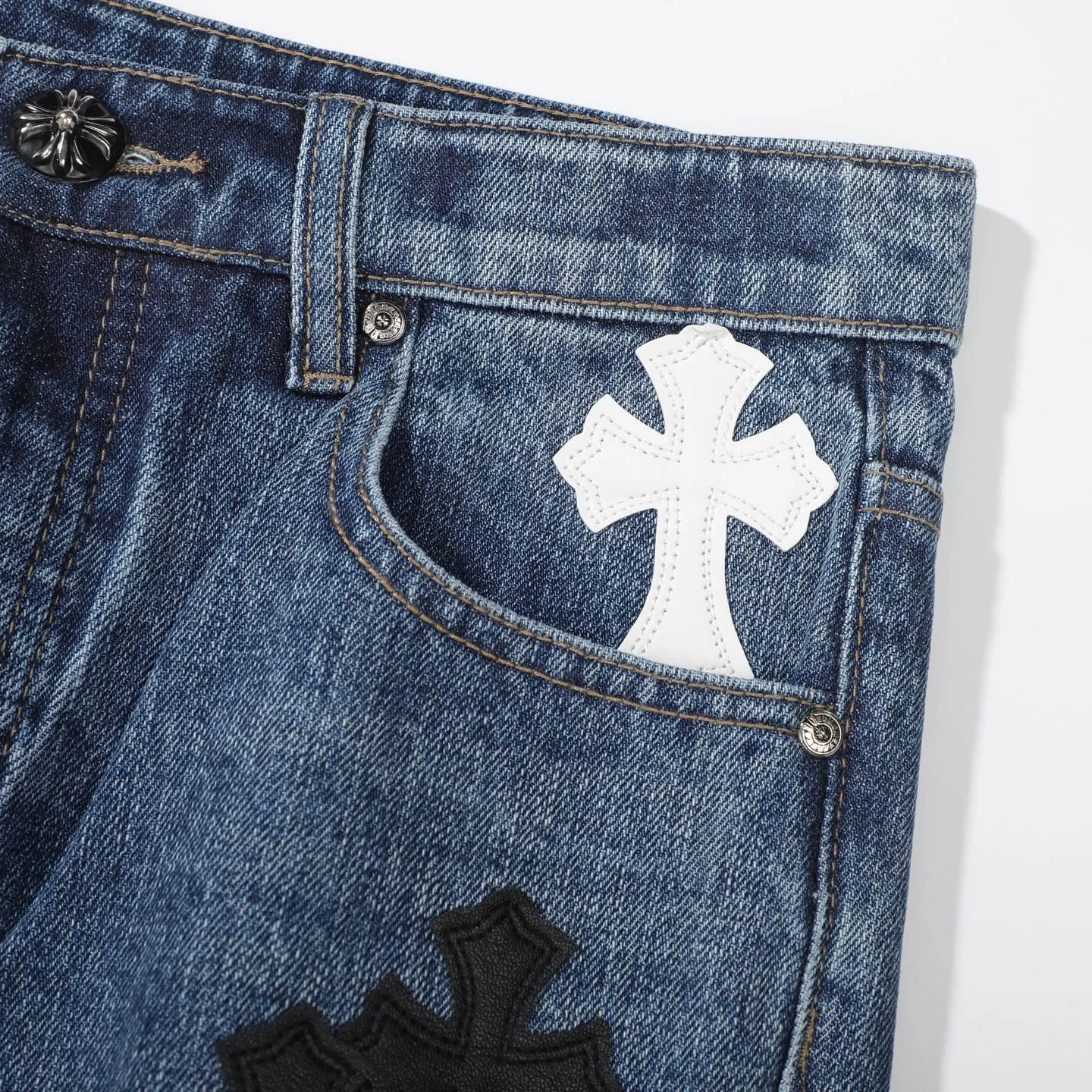 P270 ChromeHearts Chrome washed blue black and white leather straight pants, ceiling-level jeans, a pair is hard to find at the counter‼ ️About Zangyin✅This is an extremely luxurious fashion brand that can also be called the aristocracy of the high street. It has always been an exclusive brand for some hipsters or rich second generations. The color of this model is already very eye-catching by using a unique washed material. It is decorated with pink patch cross flowers, which cleverly highlights the charm of the brand. Secondly, this model adopts a classic high-waist cut design, which highlights the long legs and fashionable temperament of the upper body. The brand is highly recognizable and the slim-fitting configuration is more suitable for daily wear. The personality will be fashionable and the specifications can be seen at a glance. Materials and technology ✅ Needless to say, this point goes without saying. As an excellent craftsman brand, Zangyin's requirements for details and craftsmanship are really perfect. The washed color of this model has gone through a lot of processes, not to mention the embellishment of the denim appliqués. It is also purely handmade and sewn. Just like what they believe in, only handmade things have soul and have the meaning of wearing. A top-notch heavy-duty fashionable denim item, recommended by both hands‼ ️ Size: 28, 30, 32, 34, 36 (S-XXL) Color: blue Size reference: Pants length 100 102 104 106 106 Waist 72 76 80 84 88 Recommended weight S (about 110 pounds) M (about 120 pounds) L (about 140 pounds) XL (about 165) XXL (about 185)